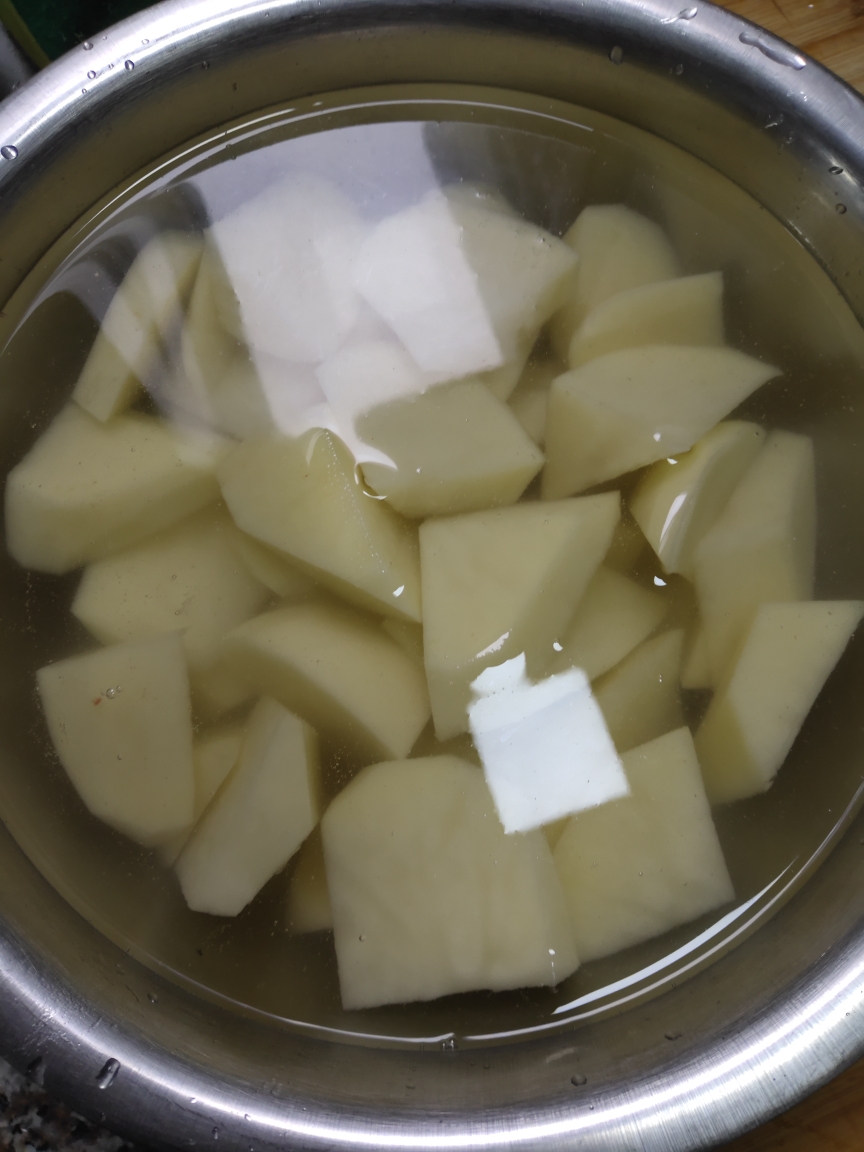 西红柿土豆烧牛腩（电饭锅快手版）的做法 步骤2