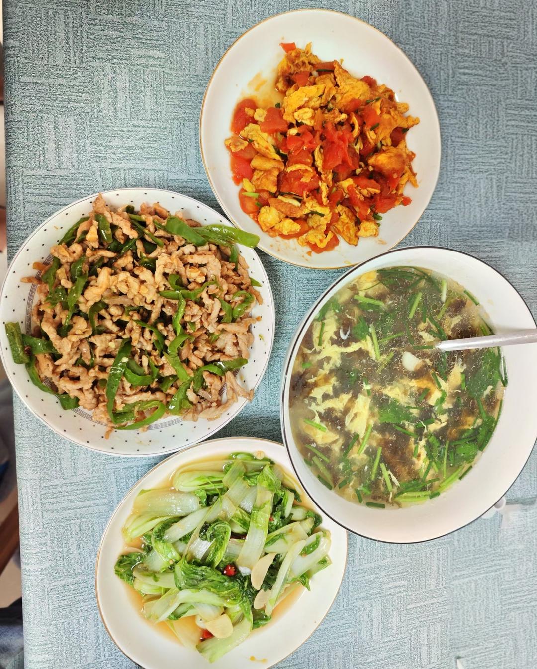 经典的家常菜，青椒炒肉丝，简单的食材也能做出如此美味