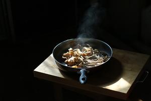 乌鸡红枣茶树菇汤的做法 步骤5