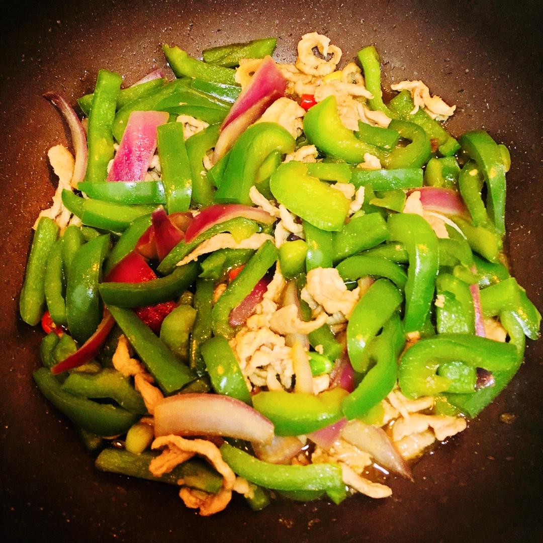 厨师长教你：“青椒炒鸡丁”的家常做法，开胃又下饭，味道很赞