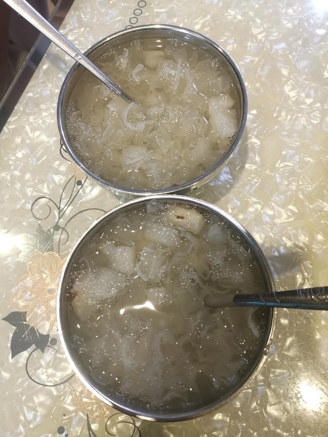冰糖银耳炖雪梨（传统做法）