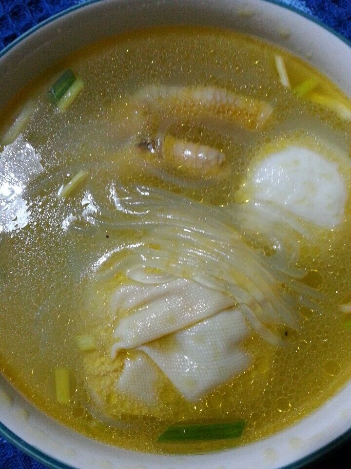鸡杂鱼丸百叶包粉丝汤的做法