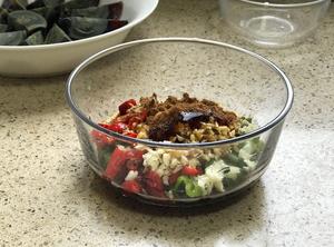 调｜凉拌皮蛋Preserved Egg Salad的做法 步骤3