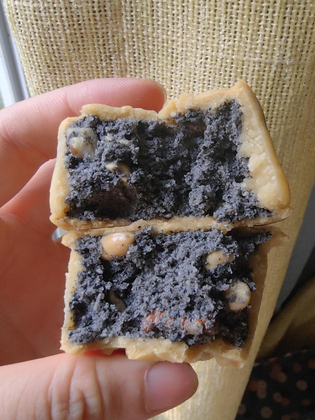 黑芝麻核桃馅月饼