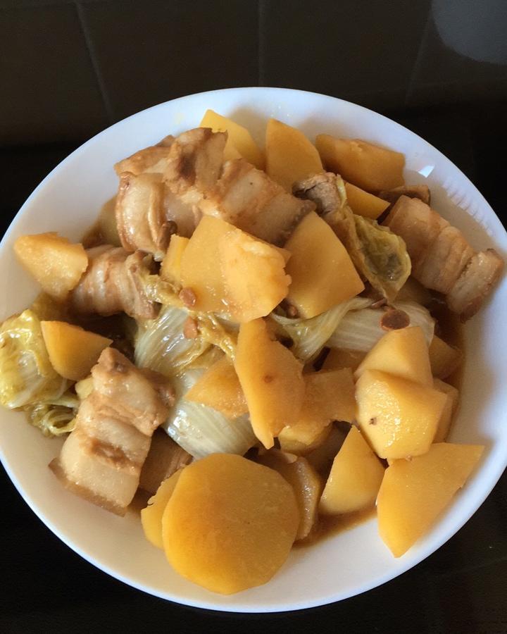 一只能吃的小猫咪做的土豆白菜猪肉炖粉条