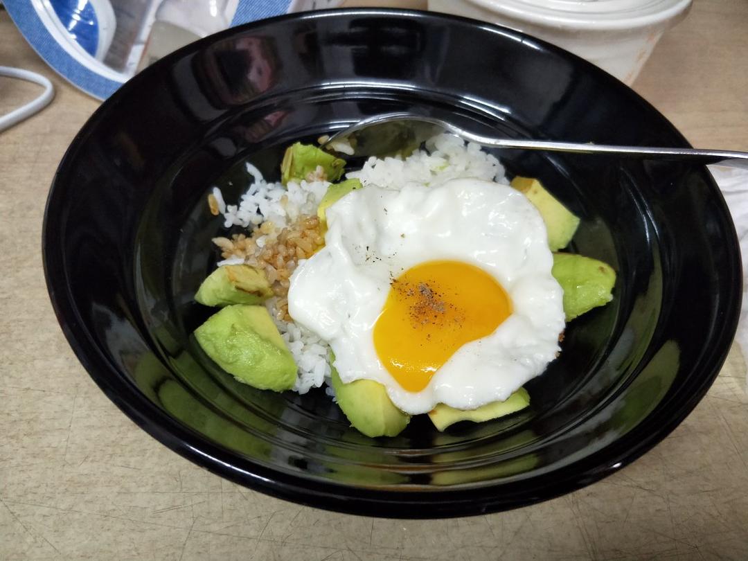 【增肌减脂】牛油果鸡蛋拌饭
