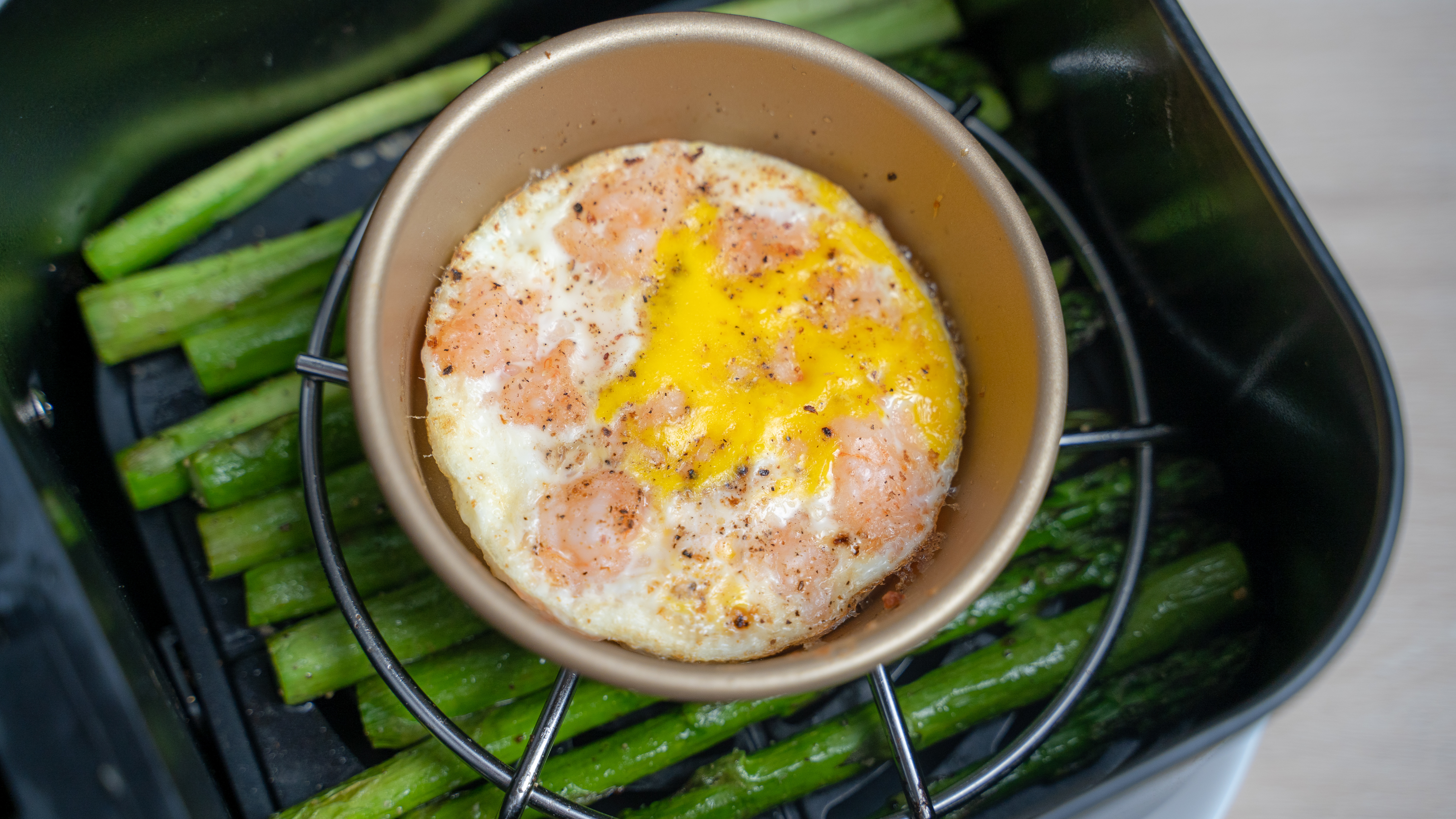 【空气炸锅】5分钟早餐一锅出！虾滑炸蛋+烤芦笋的做法 步骤4