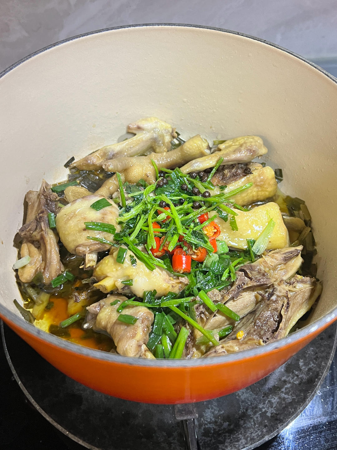 无水葱油童子鸡一一转自微博菜谱（Le Creuset铸铁炖锅）