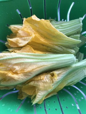 简单易做 营养美味的南瓜花炒鸡蛋的做法步骤图 Cathie0225 下厨房 简单易做 营养美味的南瓜花炒鸡蛋的做法步骤图 Cathie0225 下厨房