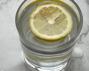 越喝越瘦的夏日美白柠檬水的做法 步骤4