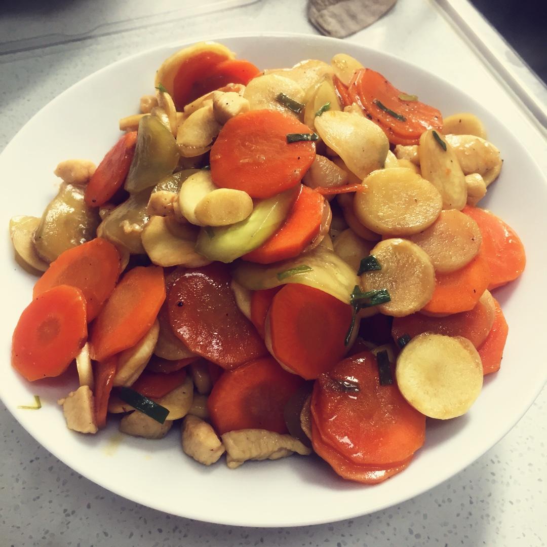 黄瓜胡萝卜篙芭炒鸡丁