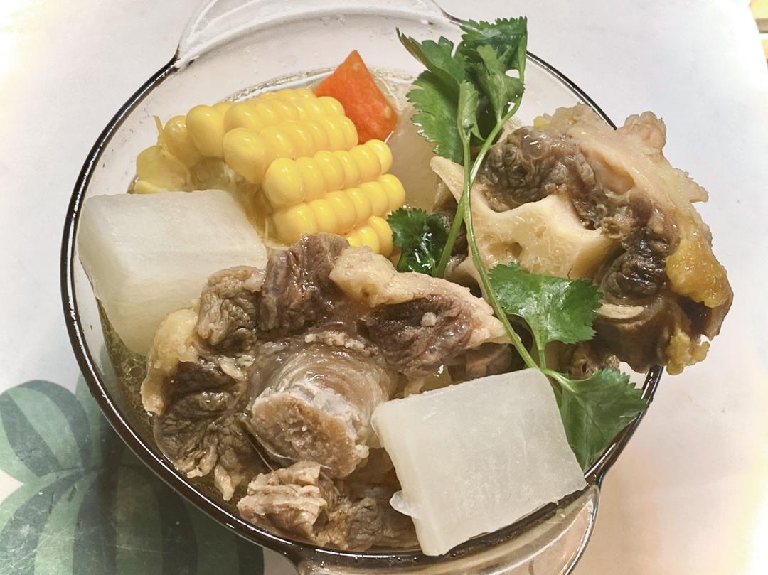 秋燥，喝一碗萝卜牛尾汤润一润~