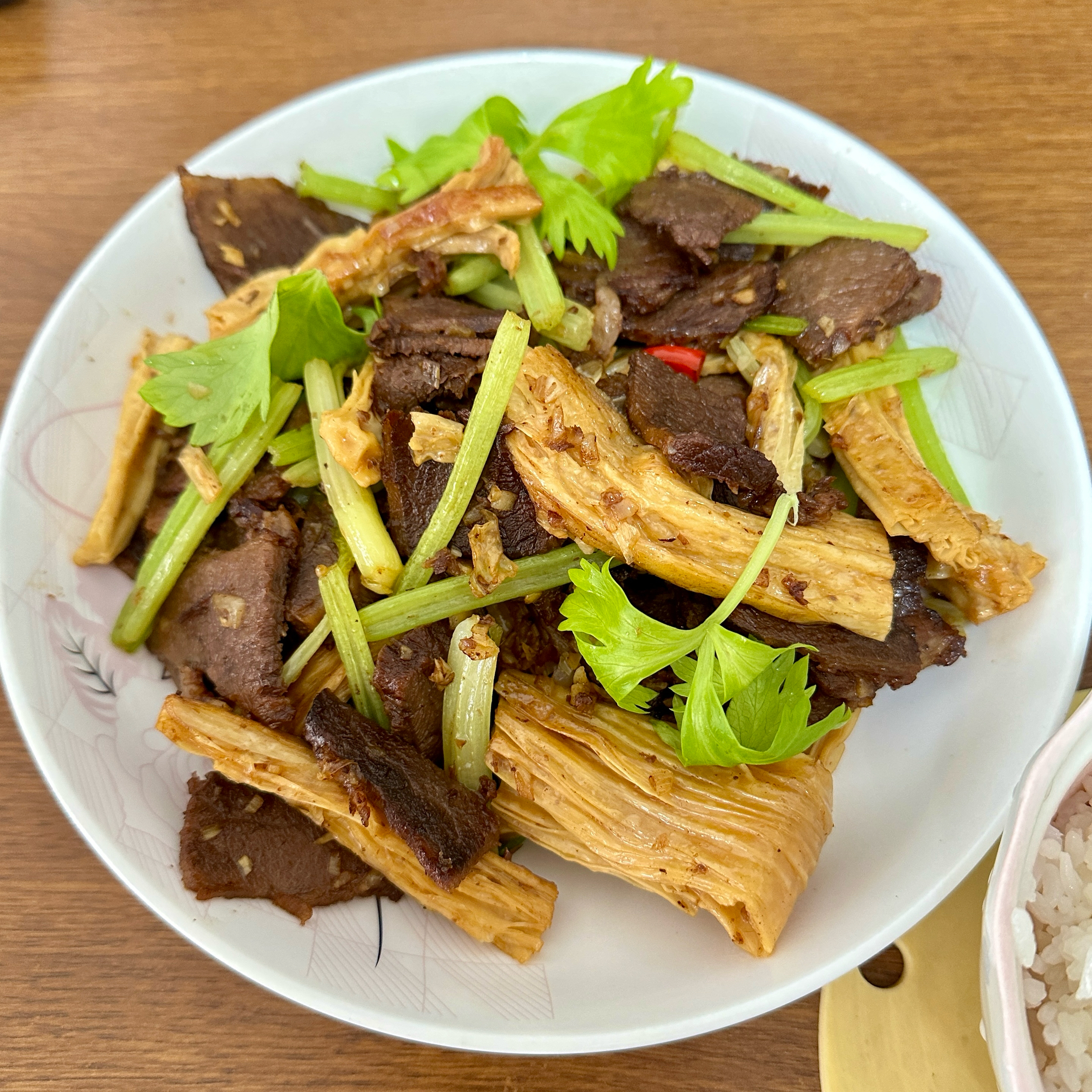 下饭神器又来了，试试这道芹菜炒牛肉！！