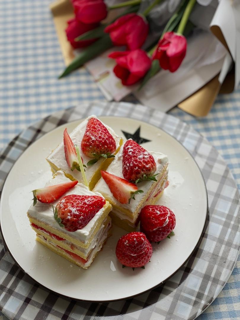 mangogo做的不会卷蛋糕卷这款草莓奶油切片蛋糕易上手