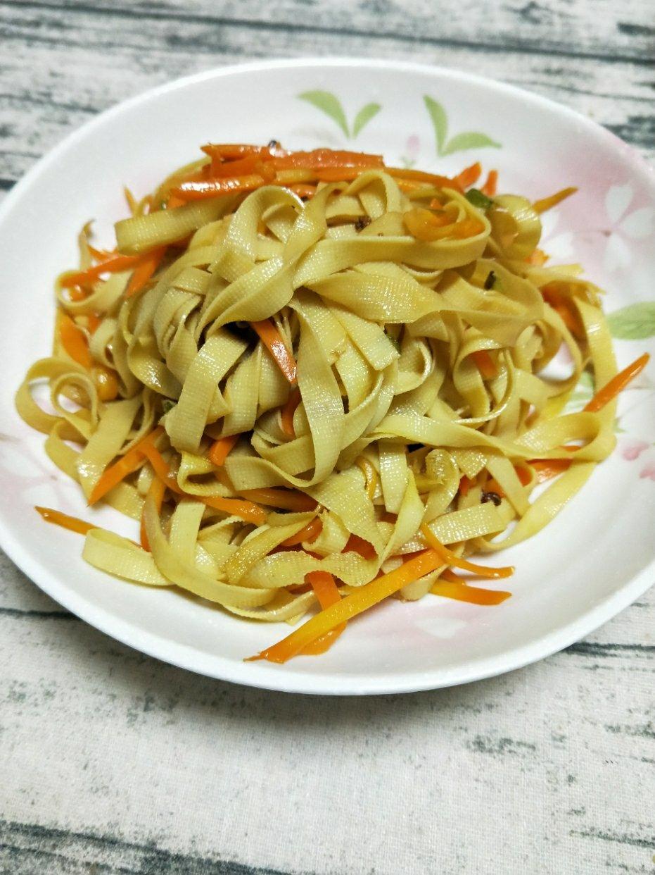 胡萝卜炒豆皮