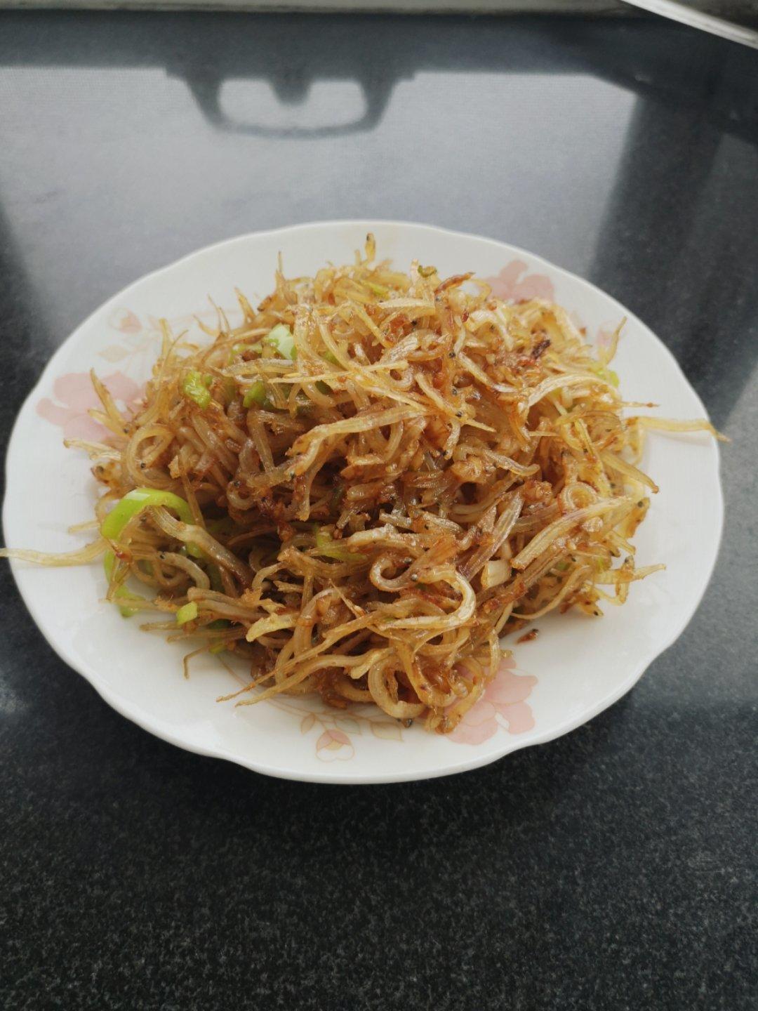 煎炒小银鱼