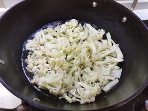 椒盐白花菜的做法 步骤1