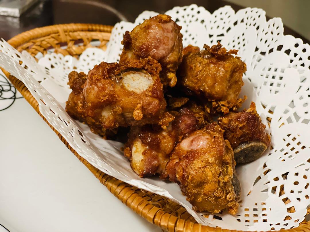 我家排骨从不红烧，加一些大蒜，出锅香喷喷，孩子吃完舔手指