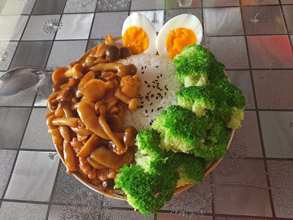 鸡肉菌菇盖浇饭