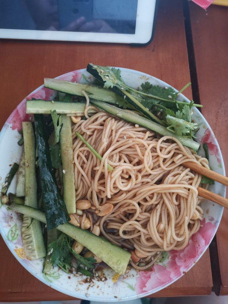 十分钟做好一盘开胃凉拌面～太好吃啦