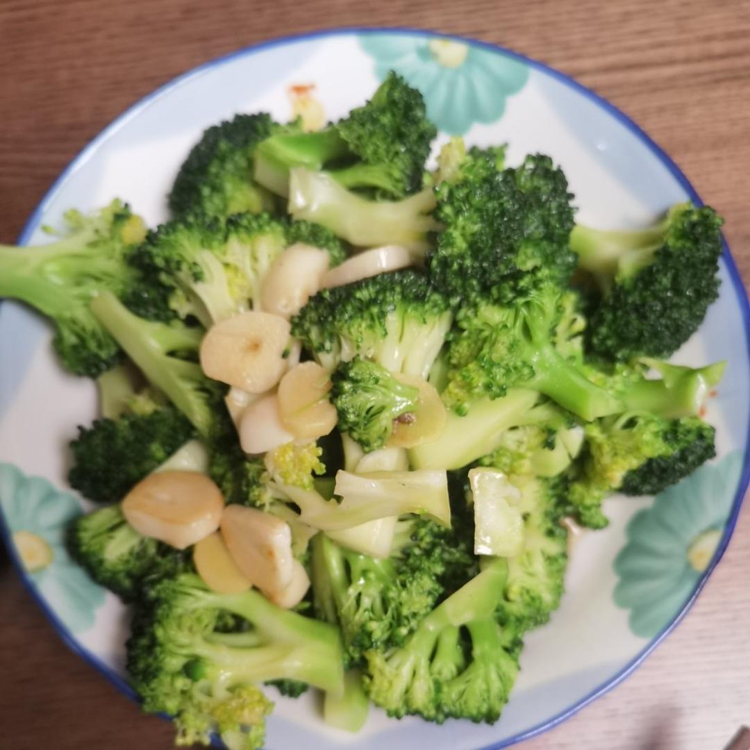 好吃到爆的耗油蒜蓉西兰花(从不修图，喜欢请关注)
