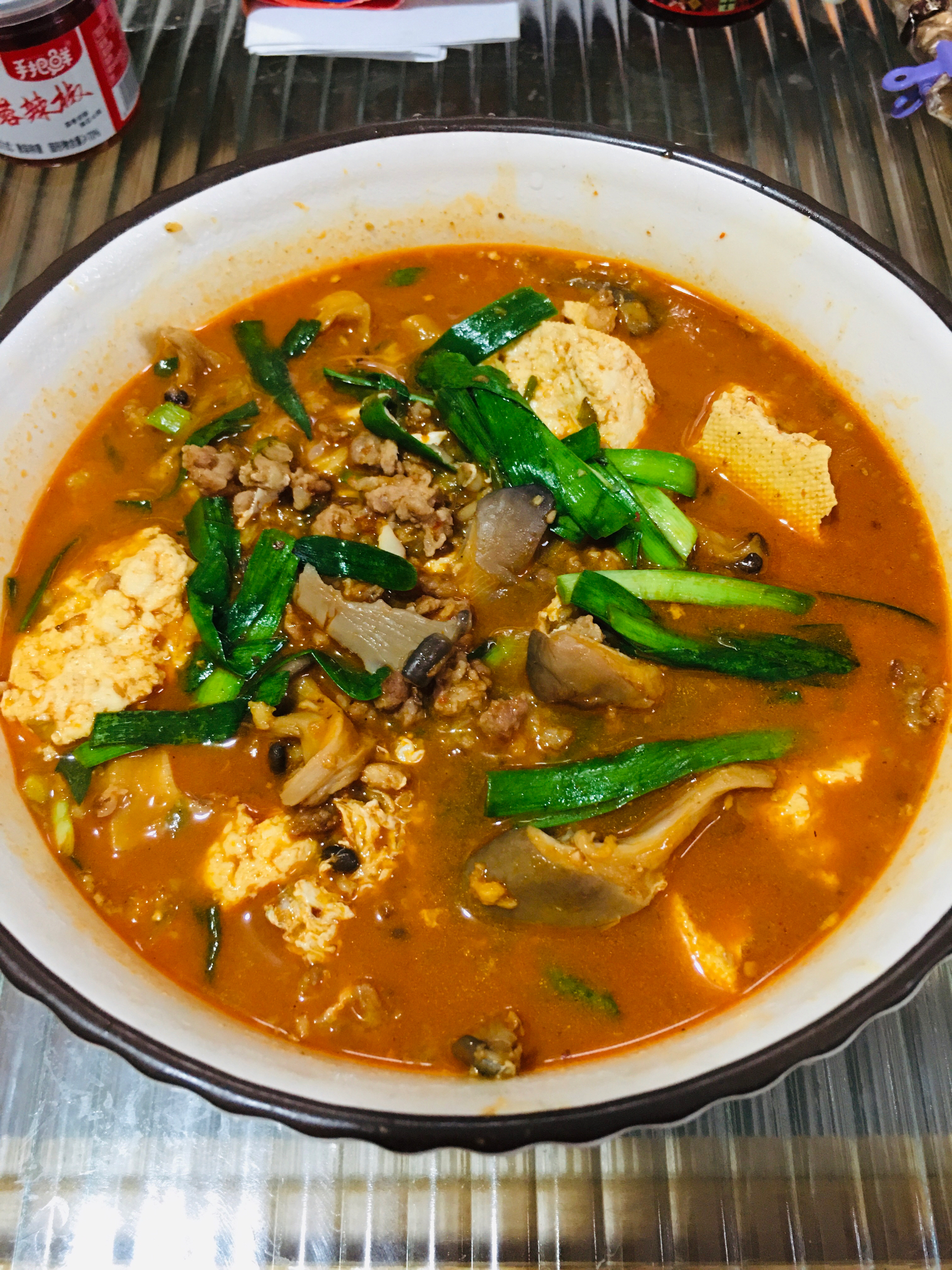 韩式蘑菇豆腐猪肉浓汤的做法