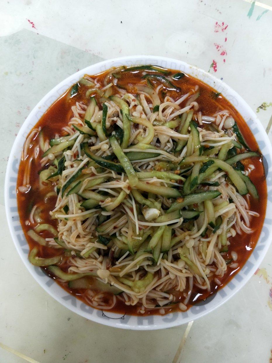 好吃的金针菇拌黄瓜