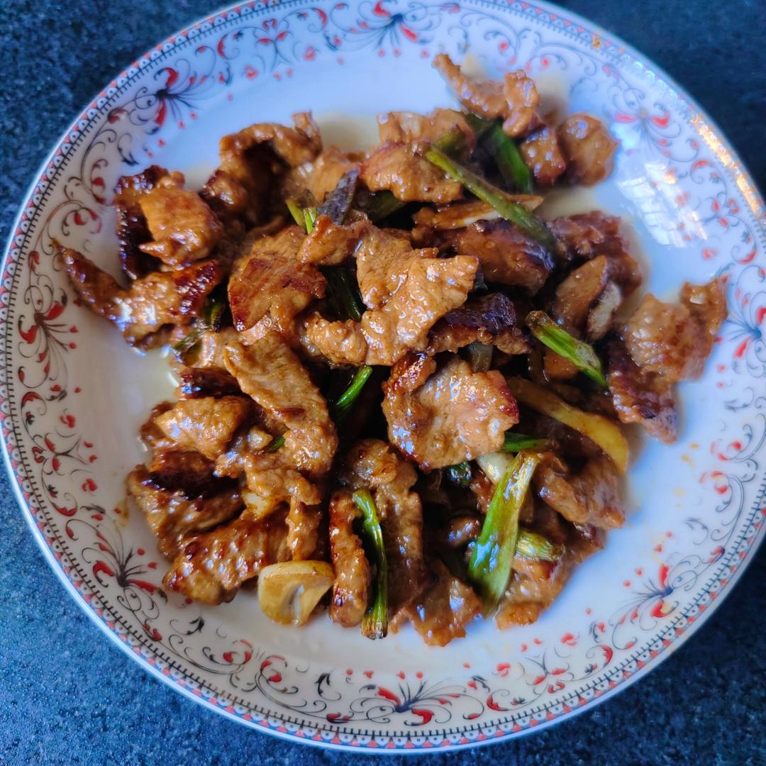 厨师长教你：“葱香牛肉”的家常做法，葱香扑鼻，细嫩可口