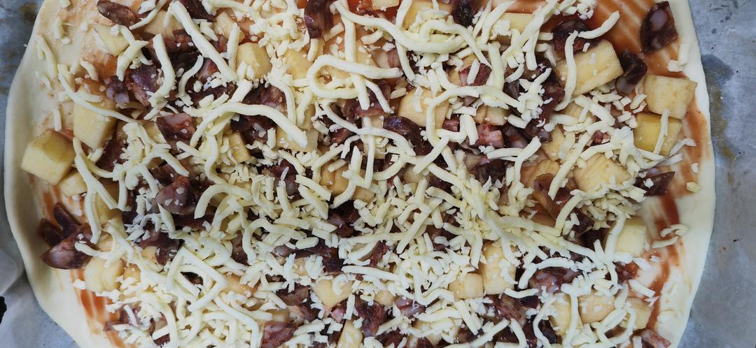 苹果腊肠披萨饼