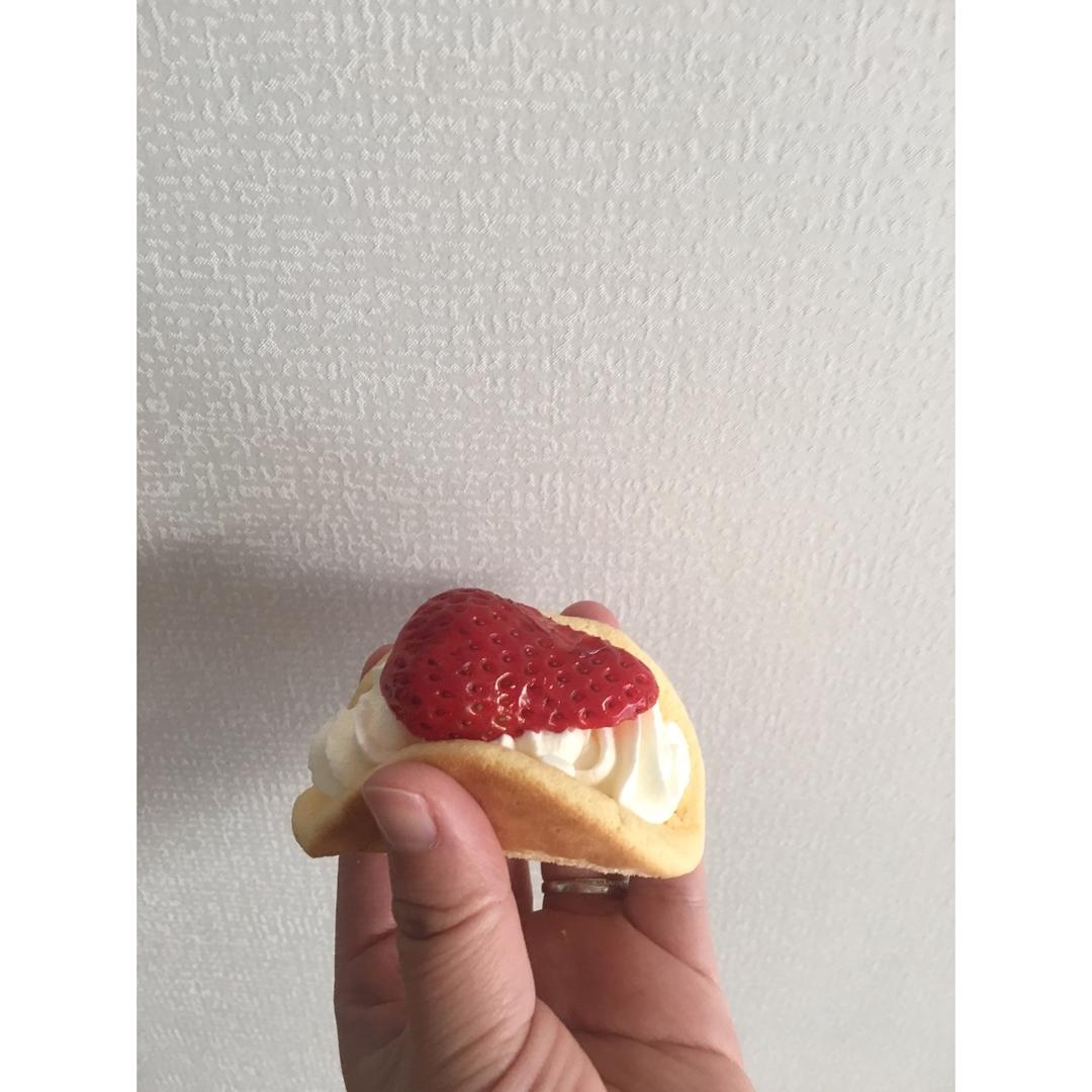 韩国最热门的甜品店Le Bread Lab的草莓蛋糕卷