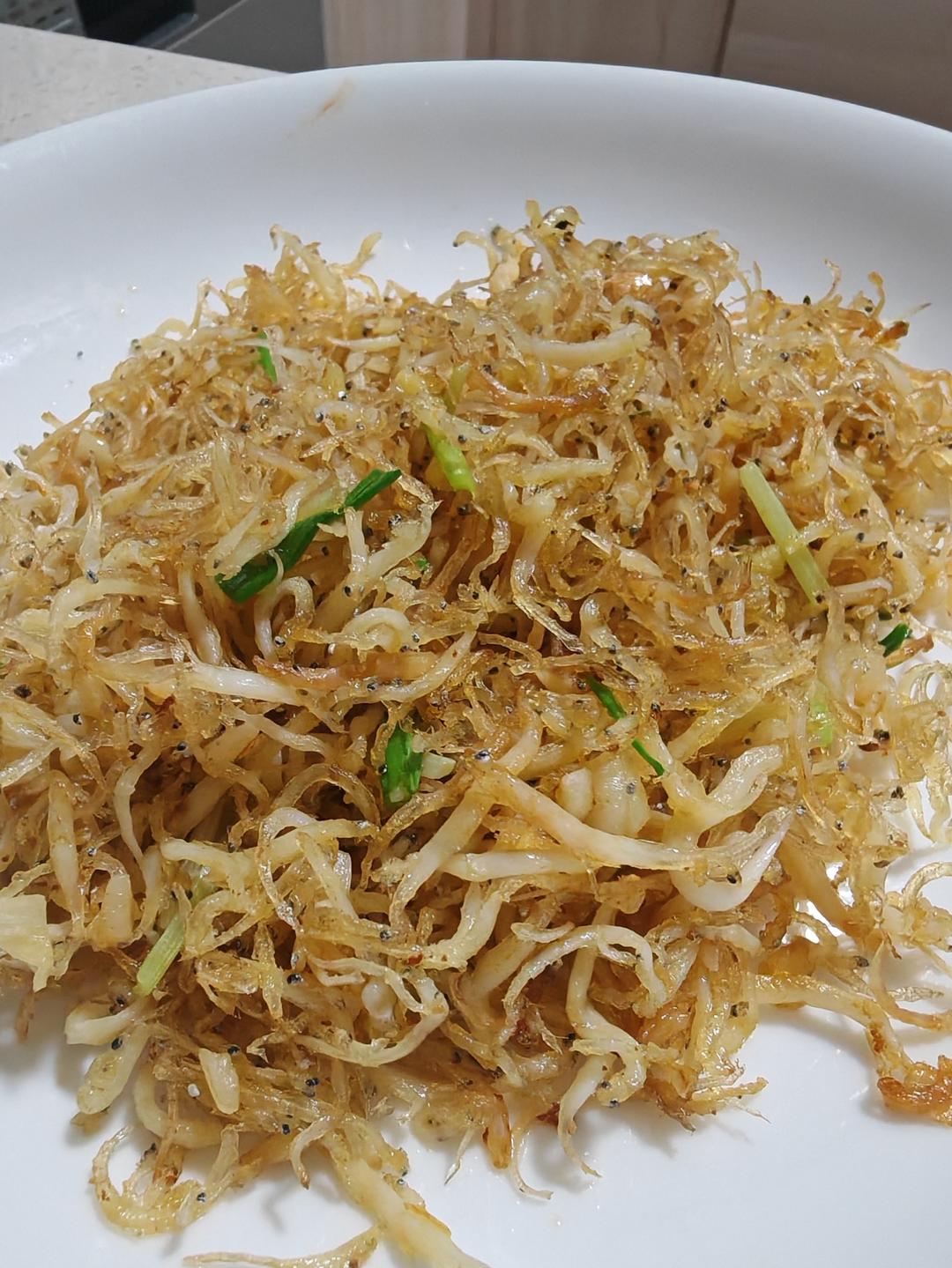 煎炒小银鱼