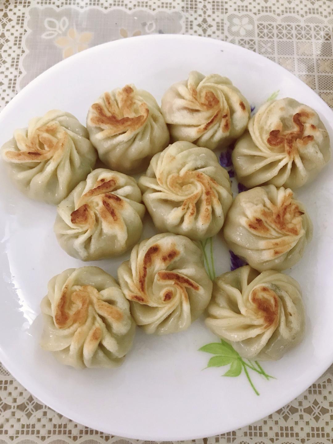 皮薄、馅大的饺子皮做的包子