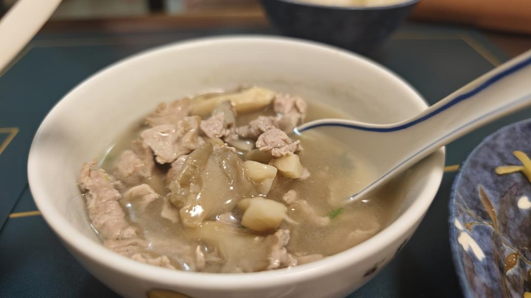 平菇滑肉汤   小葱炒鸡蛋