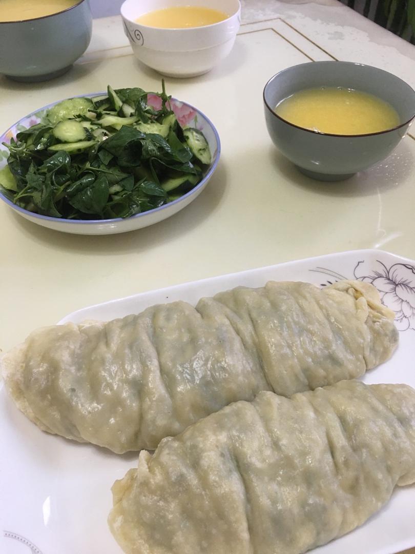 学做饭给家人吃呢做的韭菜盒子韭菜卷馍狗腿