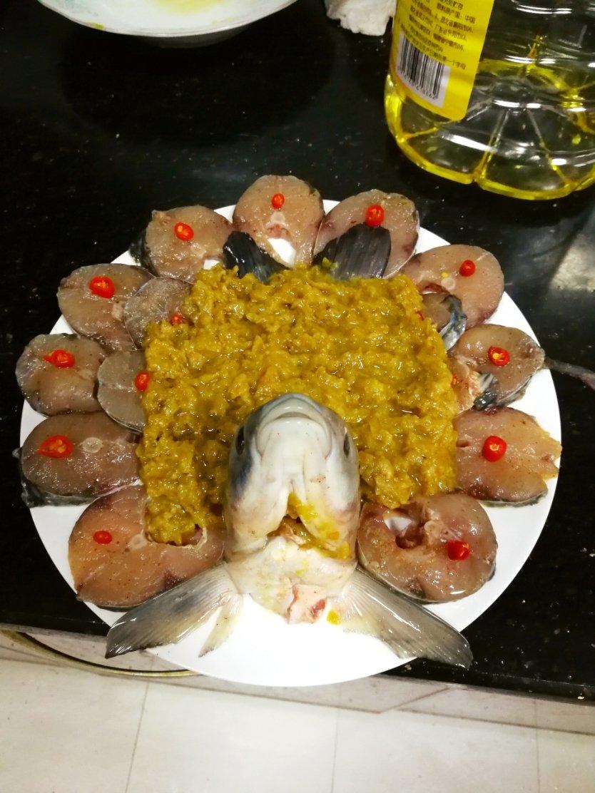 孔雀开屏鱼  武昌鱼一条  切成片 用料酒 少许盐  胡椒粉  腌制一会 然后摆盘  放葱姜 上锅蒸5分钟 出锅，拿去葱姜 然后用 红绿辣子 斜刀切  摆到鱼肉上  最后撒上葱花 加入蒸鱼豉油  热油淋上  ，完成。