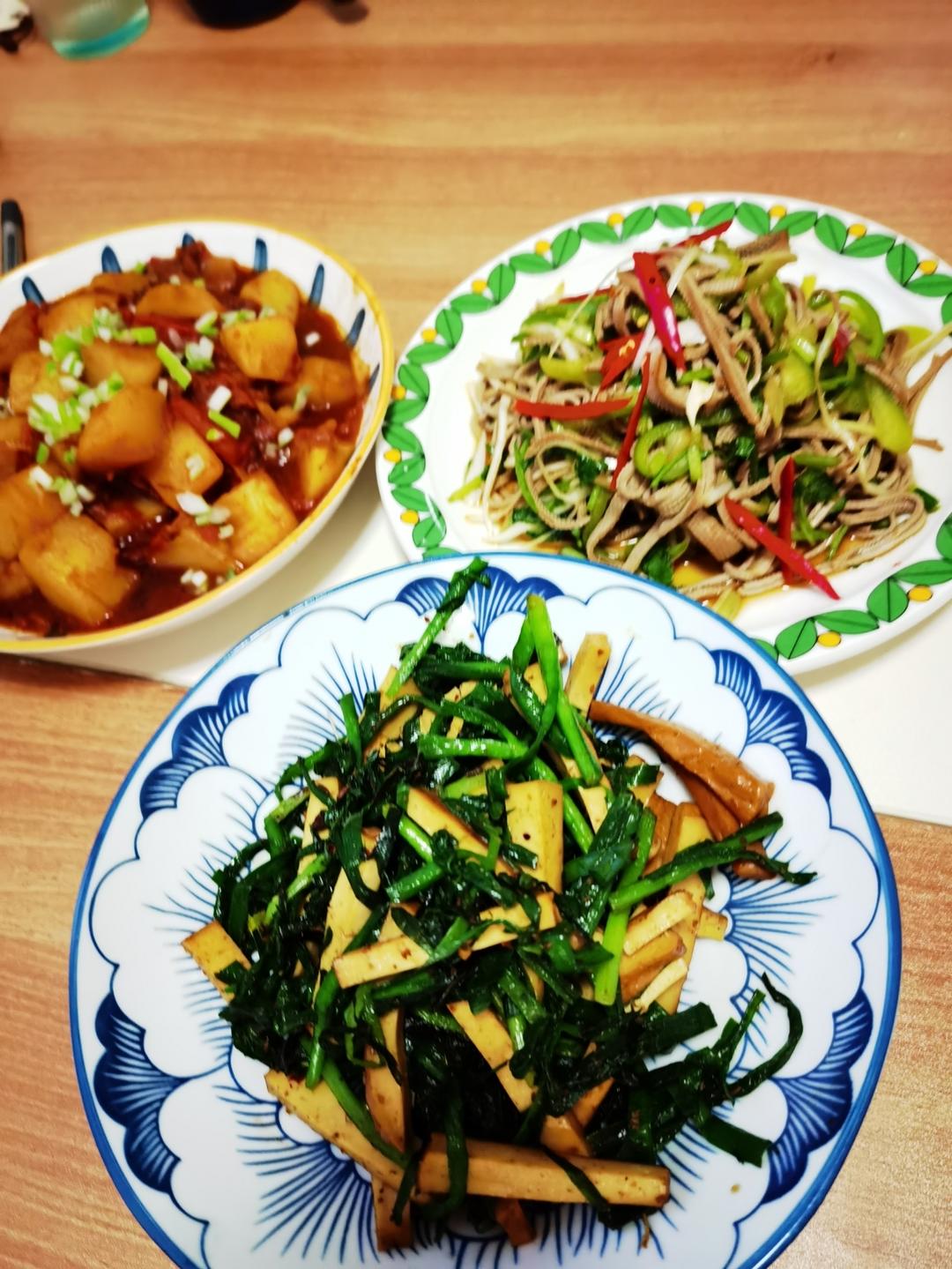 四川人的家常菜-韭菜炒豆干