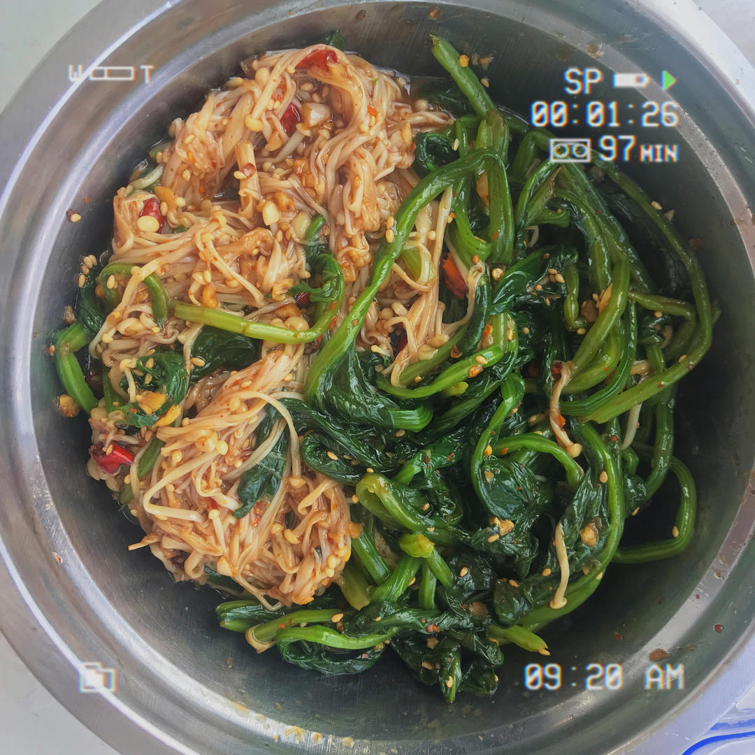 解馋减脂餐！酸辣开胃又下饭的菠菜拌金针菇