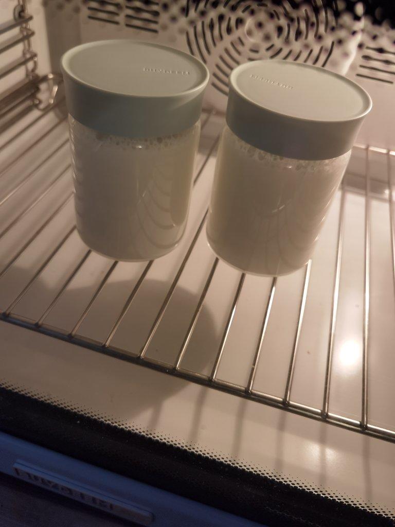 自制酸奶，没有酸奶机，也没有乳酸菌粉，也做成了老酸奶……不过家里得有个带发酵功能的烤箱才行……