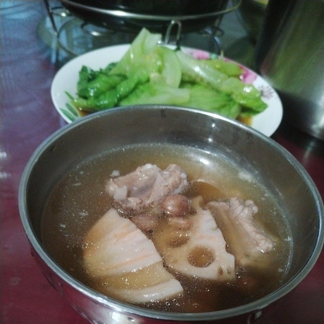 秋冬滋补——莲藕花生排骨汤（内附超香蘸料做法！）