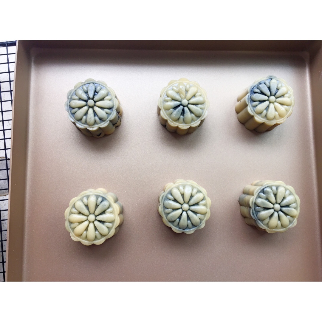 广式月饼—蛋黄芝麻月饼