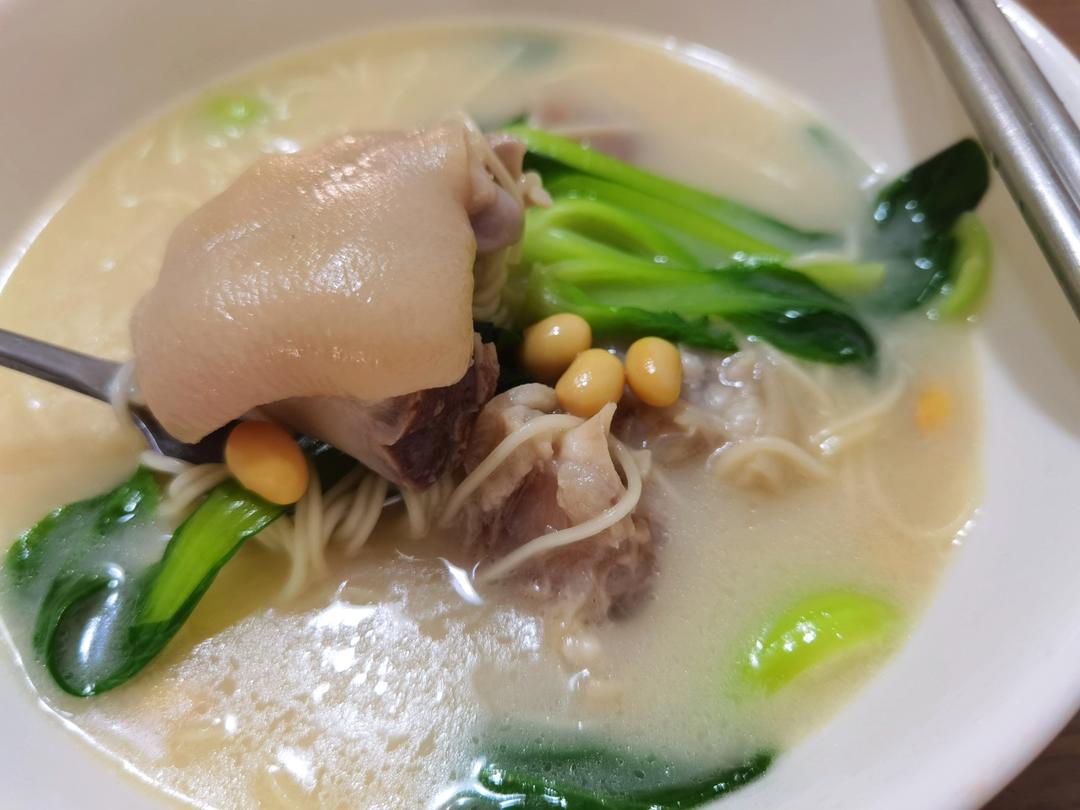 猪蹄汤-奶白色鲜美