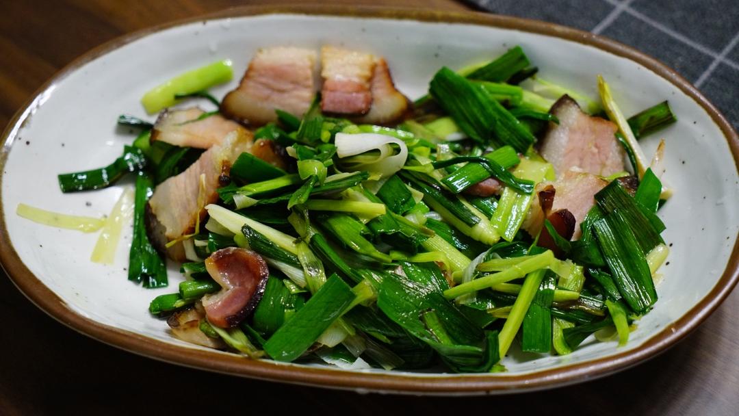 腊肉炒青蒜/蒜苗的做法