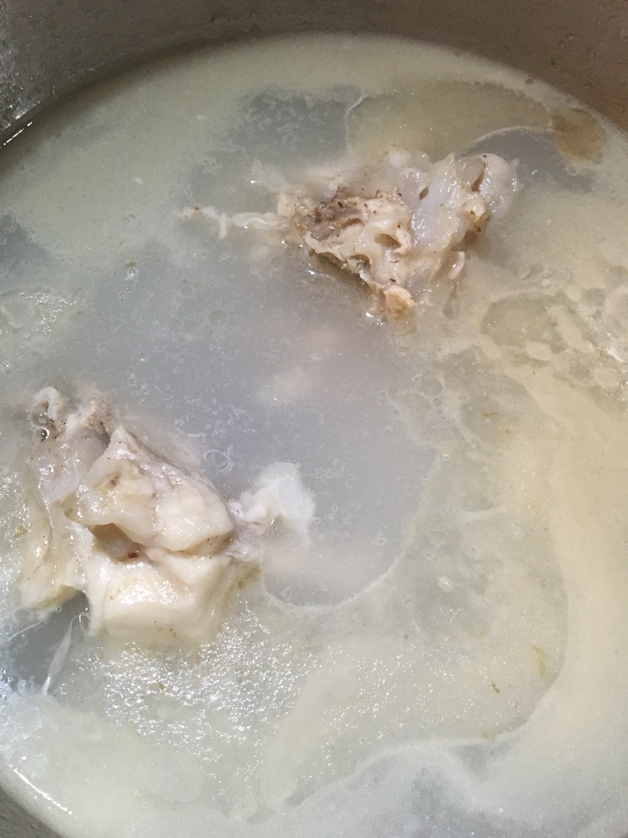 一根大骨头就能做出的奶白骨头汤