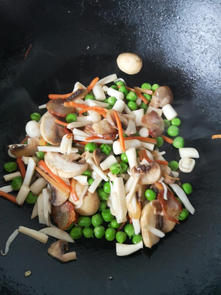 炒着比煮更好吃【腊肠菌菇炒乌冬】的做法 步骤5
