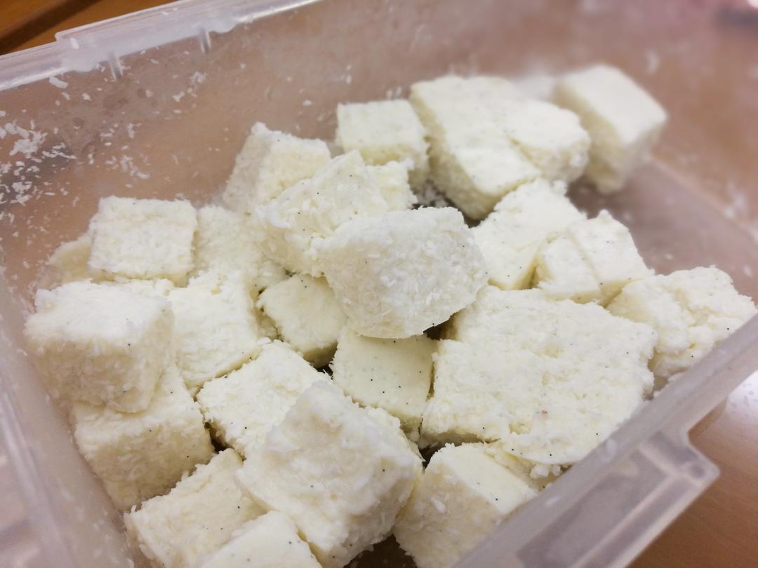 【视频】85度C 椰蓉牛奶小方～不用烤箱的夏日甜点