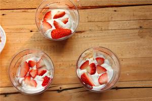 草莓木糠杯的做法 步骤7
