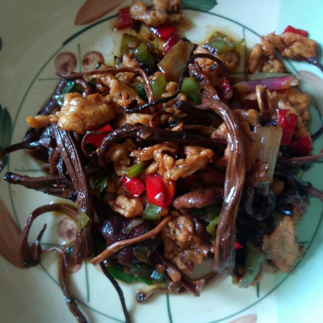 茶树菇辣炒鸡胸肉的做法