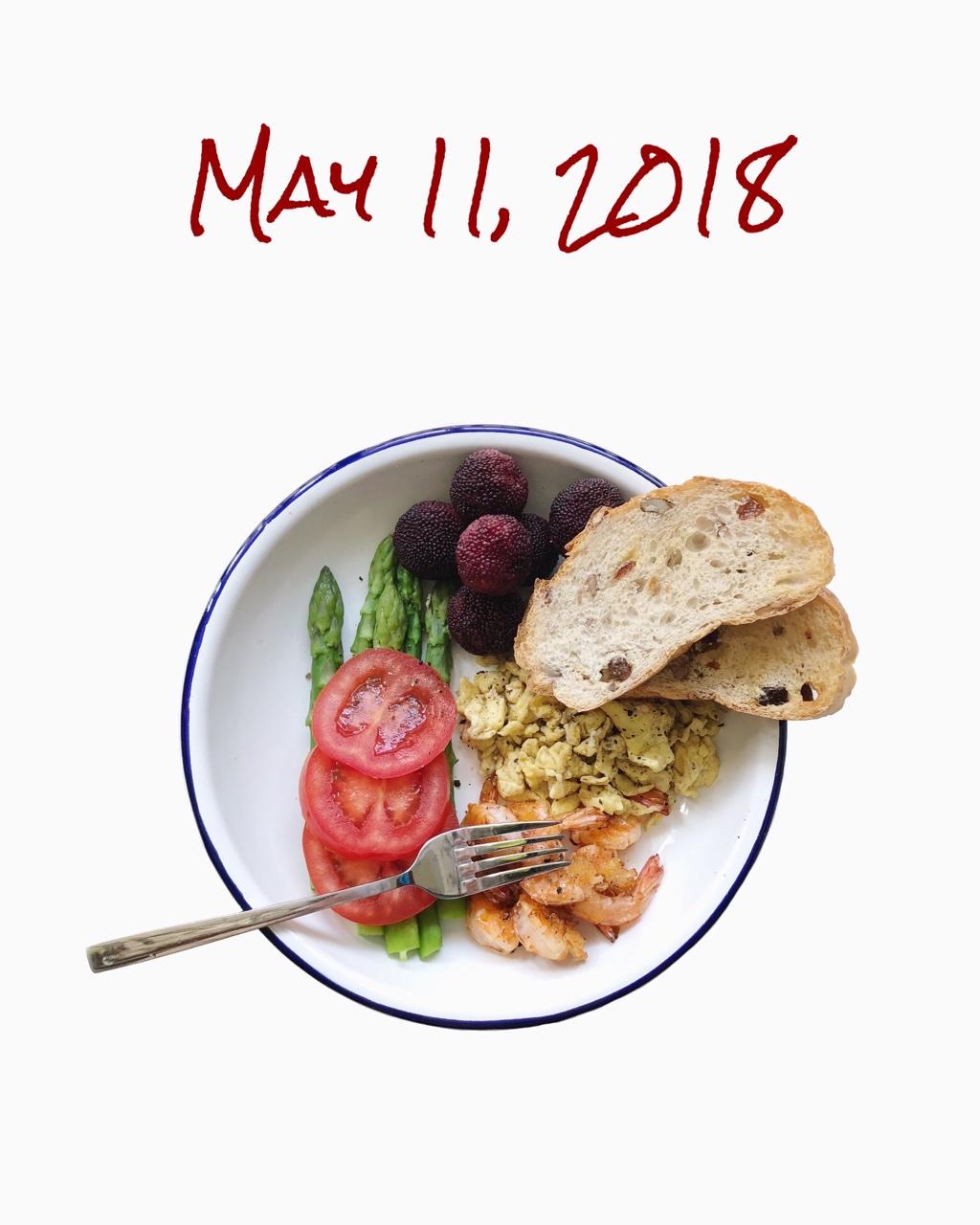 睡沙发才能吃上早餐