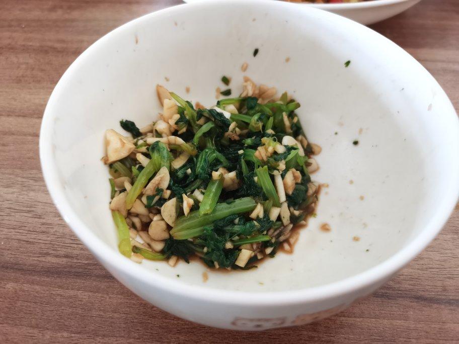 凉拌芹菜叶