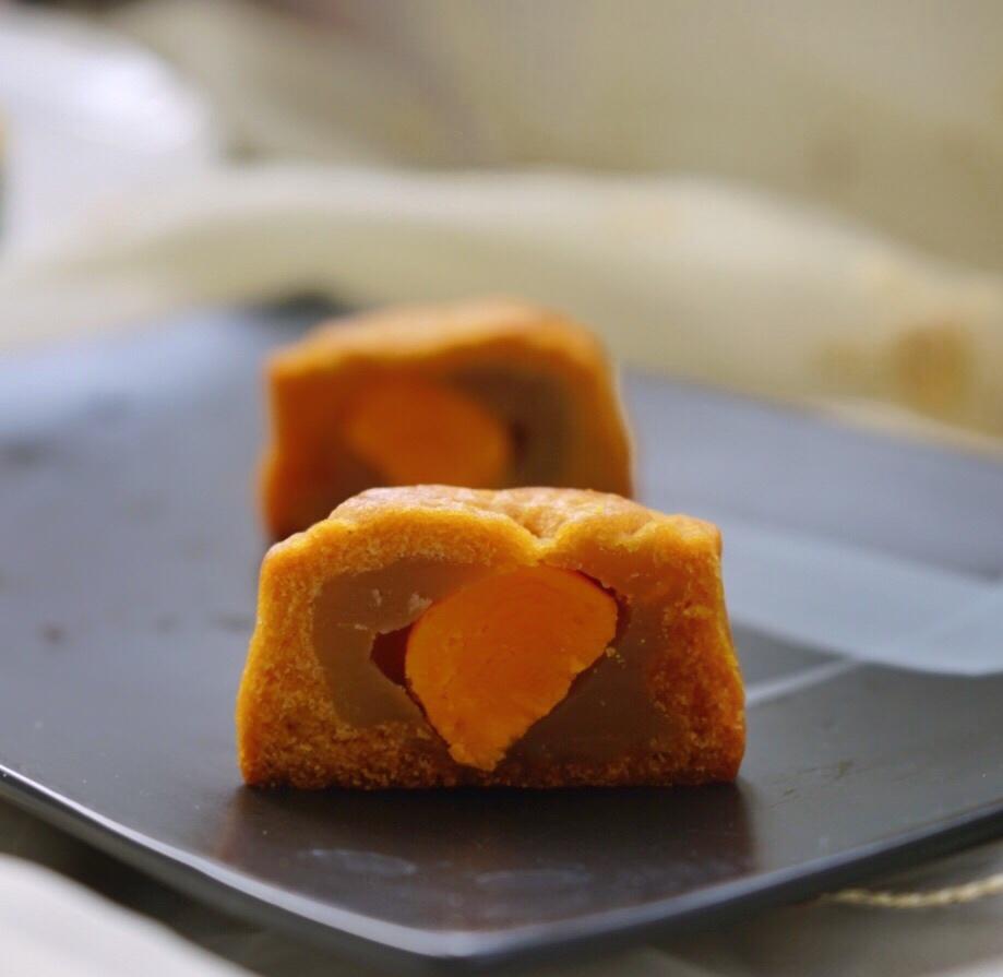 广式月饼—蛋黄莲蓉月饼